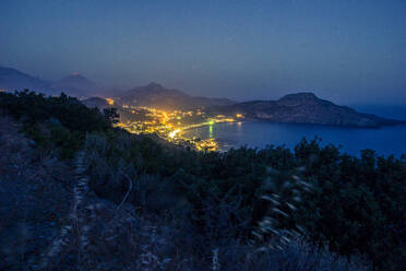 Griechenland, Kreta, Plakias, Lichter des Küstendorfes bei Nacht - MAMF01448