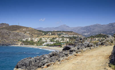 Griechenland, Kreta, Plakias, Küstendorf im Sommer - MAMF01450