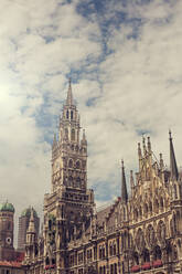 Deutschland, Bayern, München, Wolken über dem Neuen Rathaus - AJOF00673