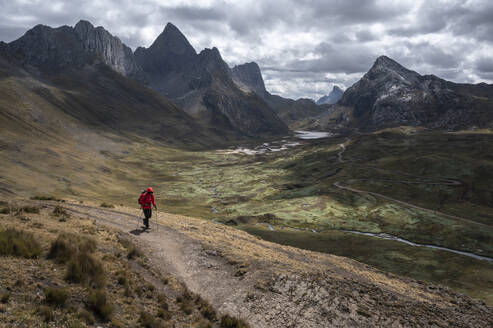 Eine Person mit Stöcken auf einem Wanderweg am Huayhuash Circuit - CAVF91122