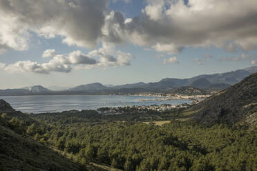 Spanien, Mallorca, Port de Pollenca, Bewaldetes Tal mit Küstenstadt und Bucht von Pollenca im Hintergrund - JMF00529