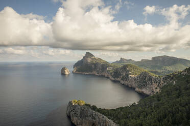 Luftaufnahme der Wolken über der Landzunge Cap de Formentor - JMF00533