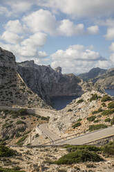 Leere Straße am Rande der Landzunge Cap de Formentor - JMF00537