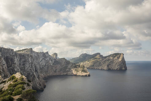 Blick auf die Wolken über den hohen Küstenklippen von Cap de Formentor - JMF00541