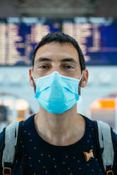 Porträt eines jungen Mannes mit einer Gesichtsmaske auf dem Flughafen - CAVF91204