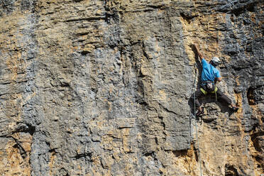 Frontal view of an unrecognizable climber in action - CAVF91242