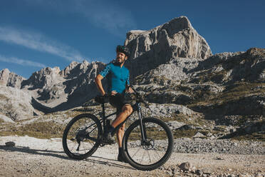 Männlicher Radfahrer mit Mountainbike beim Erkunden des Nationalparks Picos de Europa, Kantabrien, Spanien - DMGF00351