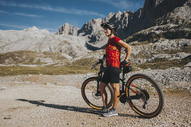 Abenteuerlustige Radfahrerin mit Mountainbike im Nationalpark Picos de Europa, Kantabrien, Spanien - DMGF00361