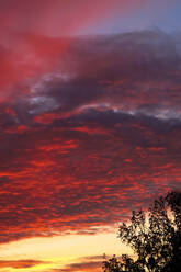 Feurige Wolken bei dramatischem Sonnenuntergang - JTF01749