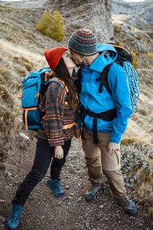 Romantisches Paar küsst sich beim Wandern auf dem Felsenberg im Urlaub - RCPF00408