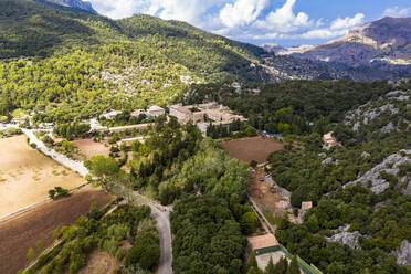 Spanien, Mallorca, Escorca, Blick aus dem Hubschrauber auf das Santuari de Lluc im bewaldeten Tal der Serra de Tramuntana - AMF08776