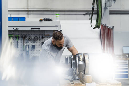 Professionelle männliche Ingenieur Wischmaschine mit Tuch in der Industrie - DIGF13487