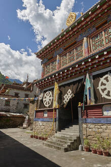 Von unten des alten heiligen Ortes tibetisch-buddhistischer Tempel im Dorf Bamei in China - ADSF18308
