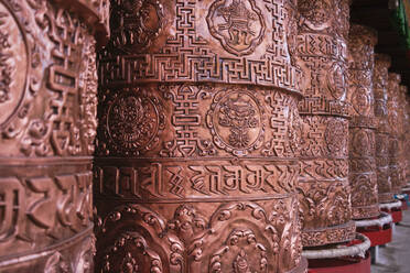 Touristen in einem traditionellen, authentischen buddhistischen Tempel zur Anbetung mit Mantras auf Gebetsmühlen in einem tibetischen buddhistischen Tempel - ADSF18310