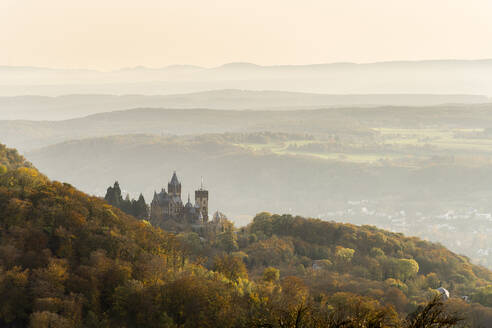 Deutschland, Nordrhein-Westfalen, Königswinter, Schloss Drachenburg im nebligen Herbstmorgen - CHPF00708