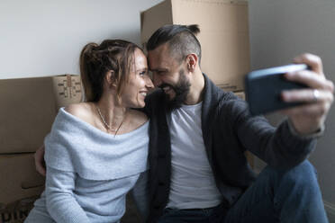 Couple taking selfie at new home - WPEF03733