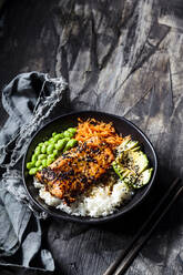 Schüssel mit Teriyaki-Lachs mit Reis, Karottensalat, Edamame-Bohnen, Avocado und Sesam - SBDF04441