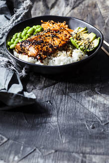 Schüssel mit Teriyaki-Lachs mit Reis, Karottensalat, Edamame-Bohnen, Avocado und Sesam - SBDF04444