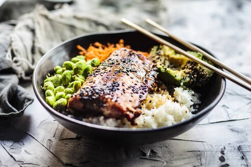 Schüssel mit Teriyaki-Lachs mit Reis, Karottensalat, Edamame-Bohnen, Avocado und Sesam - SBDF04448