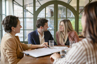 Couple in meeting with female event planner in her studio - EIF00356