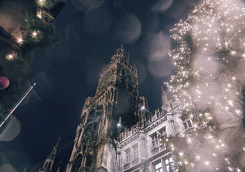 Deutschland, München, Weihnachtlicher Lichterglanz vor dem Neuen Rathaus bei Nacht - AJOF00707