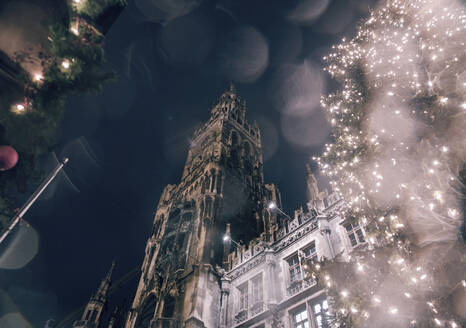 Deutschland, München, Weihnachtlicher Lichterglanz vor dem Neuen Rathaus bei Nacht - AJOF00707