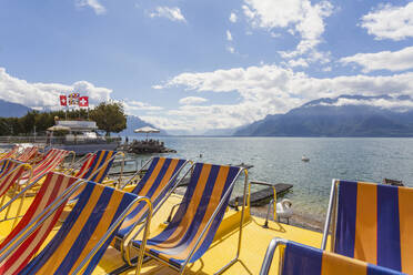 Schweiz, Kanton Waadt, Vevey, Leere Liegestühle am Ufer des Genfersees - WDF06404