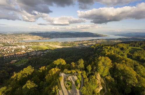 Schweiz, Kanton Zürich, Zürich, Grüner Park und Zürichsee vom Uetliberg aus gesehen - WDF06409