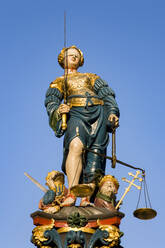 Schweiz, Kanton Bern, Bern, Statue der Frau Gerechtigkeit auf dem Gerechtigkeitsbrunnen - WDF06410