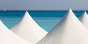 Weiße Strandzelte vor blauem Küstenwasser des Mittelmeers - WDF06413