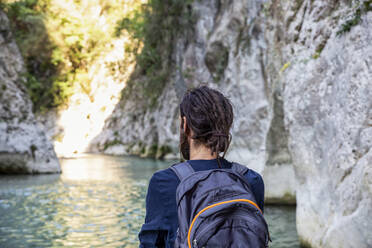 Mann bewundert den Blick auf den Fluss, während er in Epirus, Griechenland, steht - MAMF01454