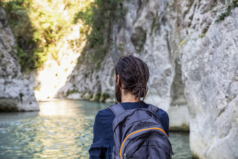 Mann bewundert den Blick auf den Fluss, während er in Epirus, Griechenland, steht - MAMF01454