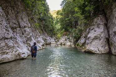 Forscher bewundern die Aussicht, während er am Fluss Acheron steht, Epirus, Griechenland - MAMF01459