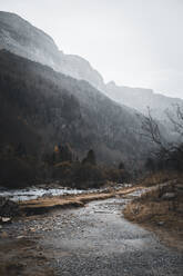 Leere Straße gegen Berg im Herbst, Nationalpark Ordesa, Huesca, Spanien - ACPF00944