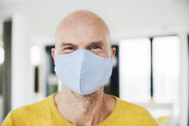 Man wearing protective face mask - FMKF06816