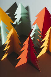 Studio Schuss von einfachen Papier Handwerk Wald Bäume in Herbstfarben - GEMF04438