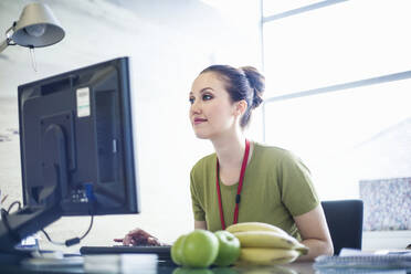 Weibliche Fachkraft arbeitet am Computer im Sitzungssaal im Büro - AJOF00802