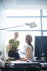 Geschäftsfrauen bei einem Treffen im Sitzungssaal im Büro - AJOF00809