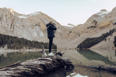 Passionierter Fotograf beim Fotografieren der Berge am See Ibon Del Plan, Huesca, Spanien - ACPF00947