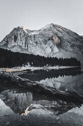 Landschaftlicher Blick auf den See Ibon Del Plan in den Bergen im Winter in Huseca, Spanien - ACPF00952