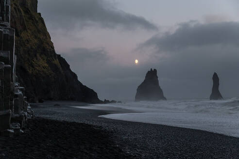 Mondlicht über dem schwarzen Sandstrand von Reynisfjara, Island - CAVF91296