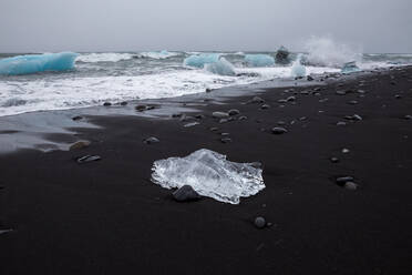 Glitzerndes Eisbergfragment am Diamond Beach, Island - CAVF91300