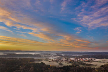 Drone Ansicht der stimmungsvollen Himmel über Landschaft Dorf bei nebligen Herbst Morgengrauen - STSF02703