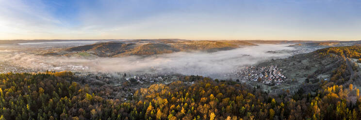 Drohnenansicht des morgendlichen Nebels, der das Dorf im Wieslauftal einhüllt - STSF02706