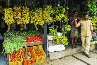 Bananen, Bohnen, Tomaten und anderes Obst und Gemüse in einem Geschäft an der Hauptstraße in dieser Stadt im Bezirk Wayanad, Kalpetta, Wayanad, Kerala, Indien, Asien - RHPLF18393
