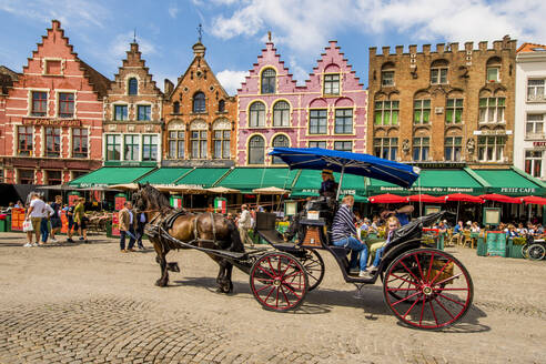 Pferdekutsche auf dem Markt, Brügge, UNESCO-Weltkulturerbe, Westflandern, Belgien, Europa - RHPLF18397