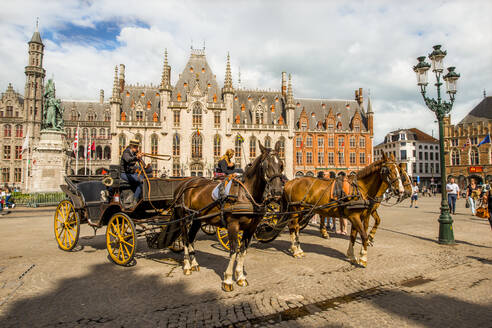 Pferdekutsche auf dem Markt, Brügge, UNESCO-Weltkulturerbe, Westflandern, Belgien, Europa - RHPLF18398