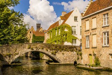 Mittelalterliche Steinbrücke am Kanal, Brügge, UNESCO-Welterbe, Westflandern, Belgien, Europa - RHPLF18402