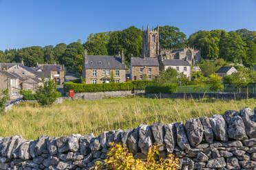 Blick auf die Dorfkirche und die Trockensteinmauern, Hartington, Peak District National Park, Derbyshire, England, Vereinigtes Königreich, Europa - RHPLF18415