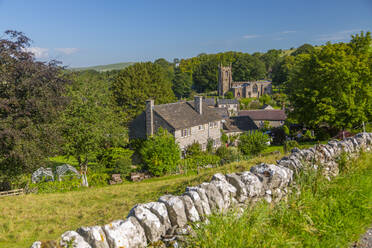 Blick auf die Dorfkirche und die Trockensteinmauern, Hartington, Peak District National Park, Derbyshire, England, Vereinigtes Königreich, Europa - RHPLF18416